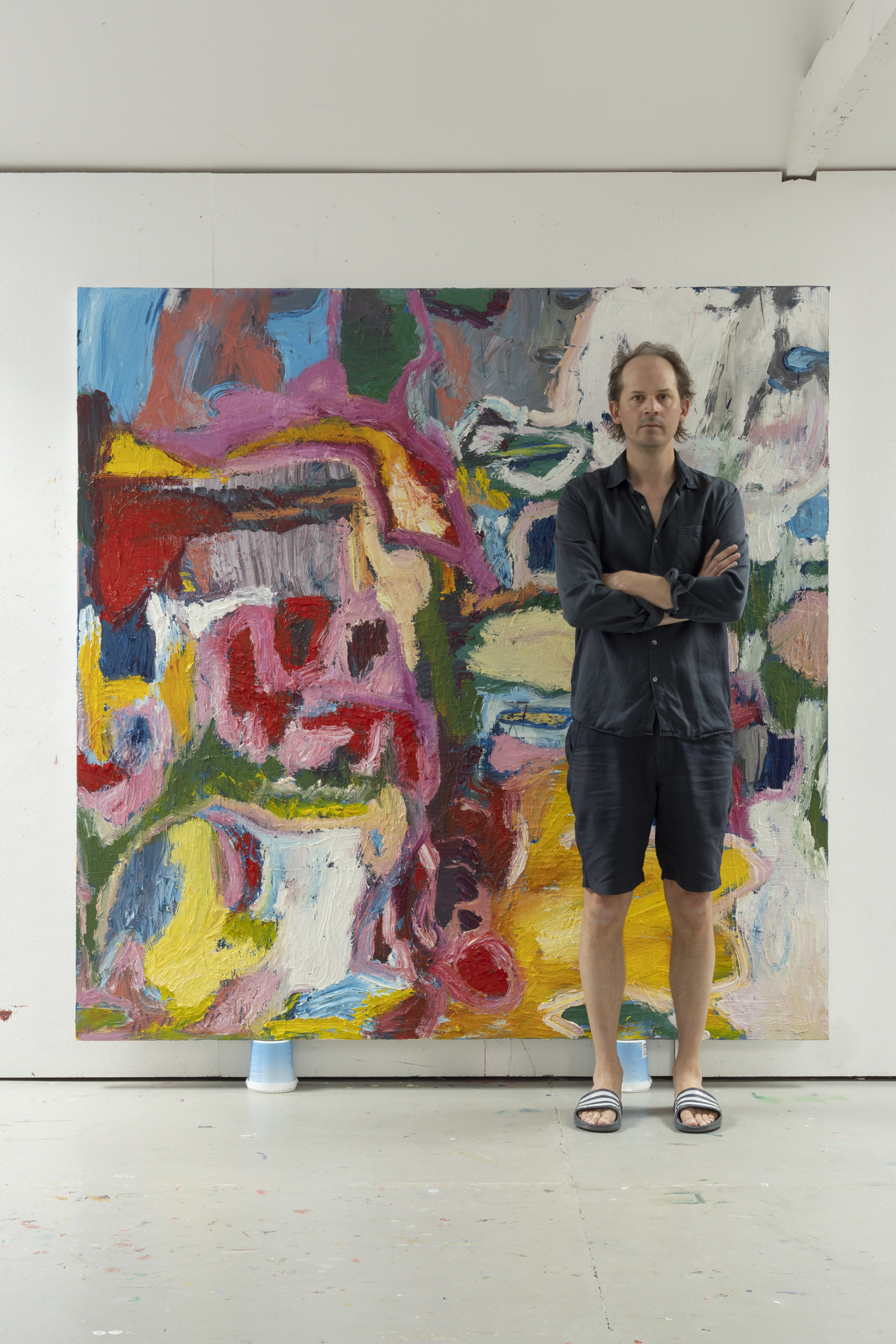 Gustav Hjelmgren in front of a large hand-painted oil work from the Fri Hand series, 2023